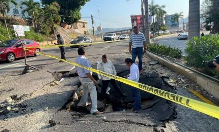 Esta mañana, en la famosa Av. Escénica, reportaron un socavón,autoridades correspondientes atienden el reporte.   Se recomienda tomar sus precauciones si transitan por esta vía para evitar algún accidente. El socavón se encuentra a unos metros de la entrada de Brisas Guitarrón. 