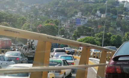 Tráfico vehicular lento del tramo de la "Y" hacia la Garita por trabajos de reencarpetamiento asfáltico. Tome sus precauciones si transitan por esta vía. 